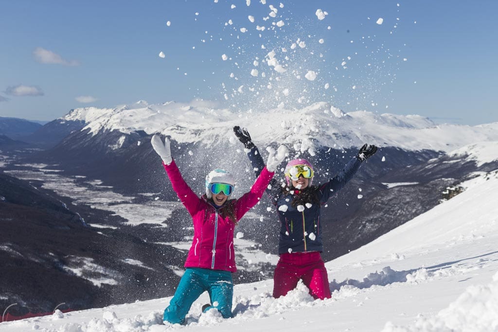 Experiencia de esquí en Ushuaia durante el invierno, con paisaje de montañas nevadas en la Patagonia Argentina, ideal para viajes premium y programas DMC.