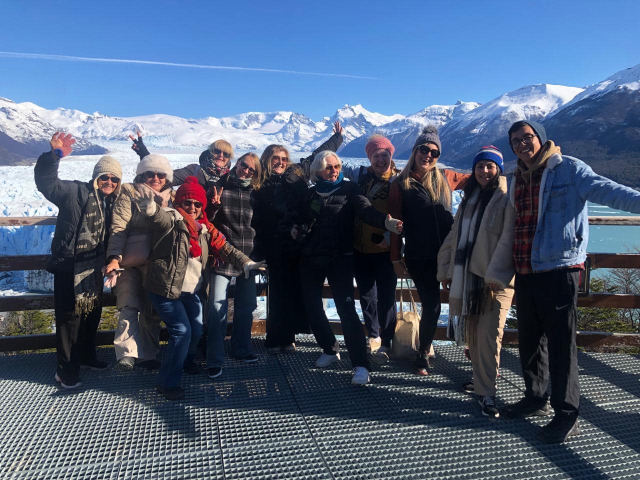 Grupo de incentivo de Signature DMC frente al glaciar Perito Moreno en El Calafate
