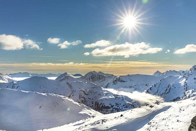 Ushuaia en invierno con pistas de esquí en Cerro Castor, montañas nevadas y paisaje de Patagonia Argentina para viajes de lujo y experiencias DMC.