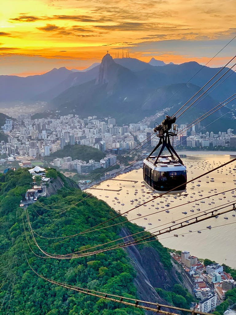 Teleférico del Pan de Azúcar sobre Río de Janeiro al atardecer