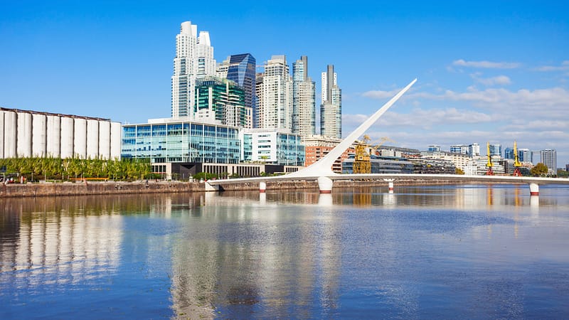 Puente de la Mujer en Puerto Madero, Buenos Aires