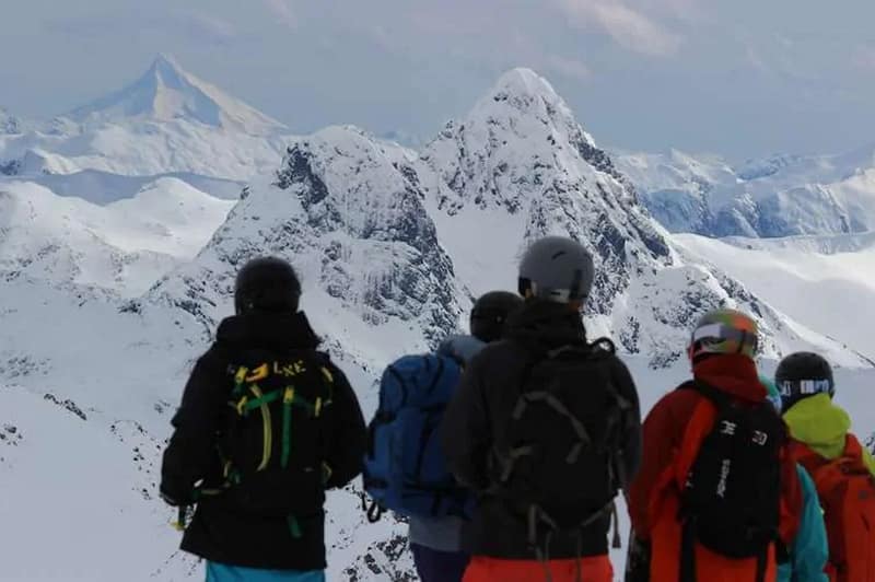 Grupo de trekking frente a montañas nevadas en la Patagonia