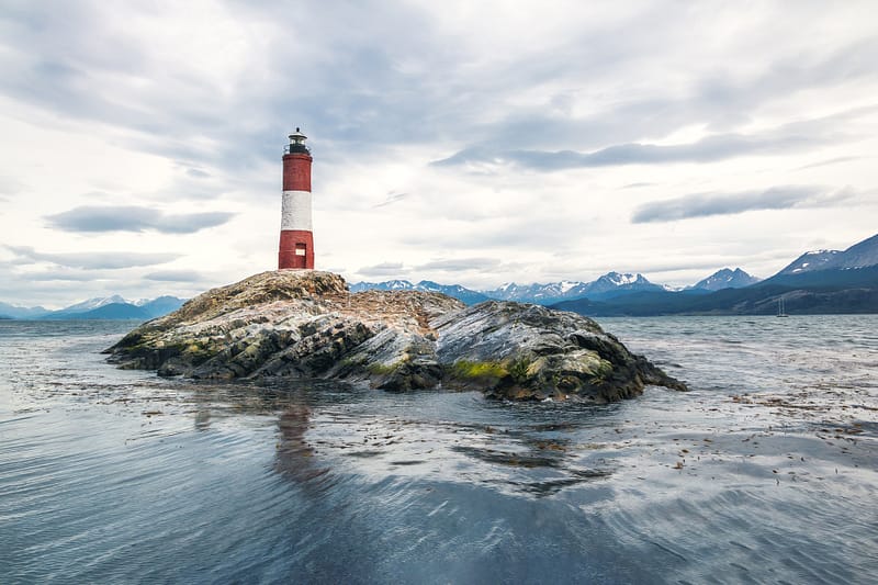 Faro Les Éclaireurs en el Canal Beagle, Ushuaia, Patagonia Argentina, destino austral para viajes de lujo y experiencias DMC en Tierra del Fuego.