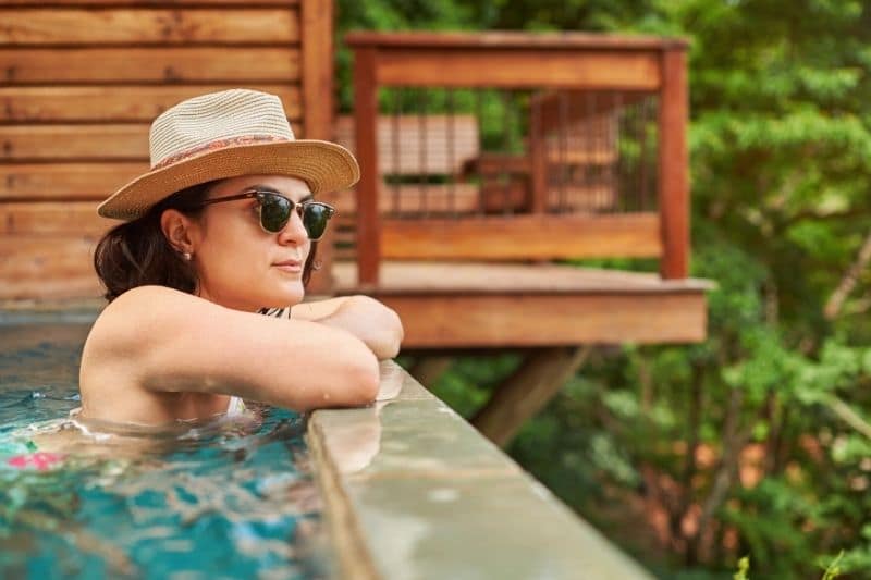 Mujer relajándose en una piscina de un lodge de lujo en la selva de Iguazú