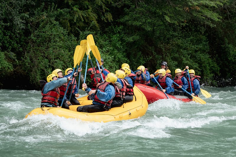 Grupo disfrutando de rafting en la Patagonia con Signature DMC