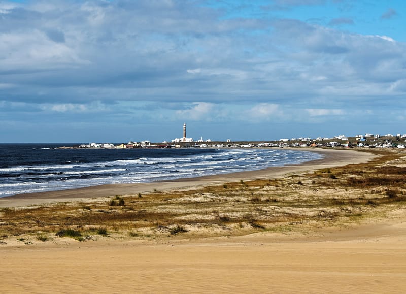Playa y faro de José Ignacio en Punta del Este, destino para MICE e incentivos en Uruguay