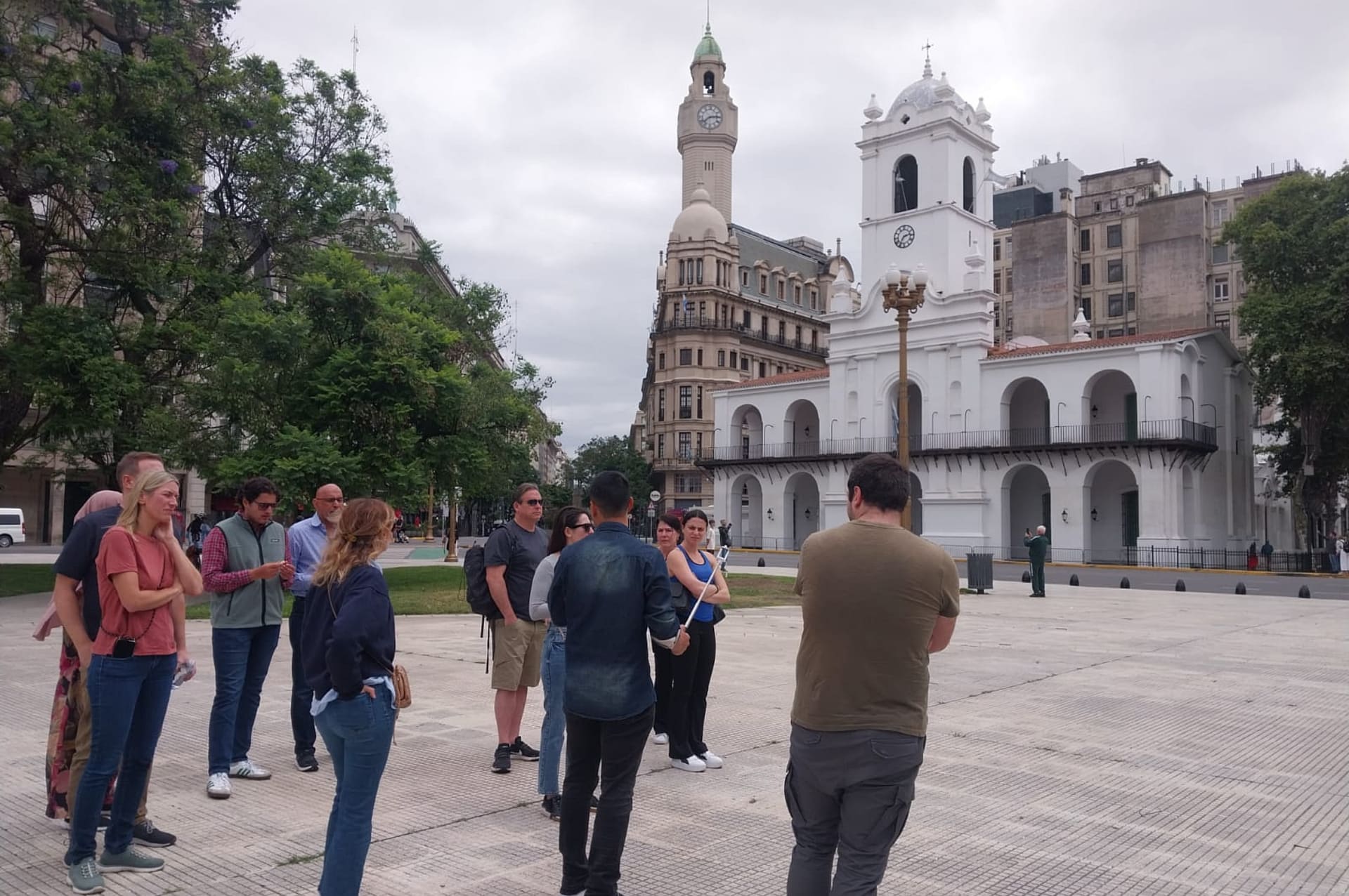 Grupo en un city tour frente a un edificio histórico de Buenos Aires